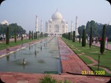 Taj Mahal - mauzoleum uznawane za jeden z siedmiu cudów świata, wybudowane w XVII w. Przez Wielkiego Mugoła Szach Jahan dla uczczenia pamięci zmarłej ukochanej żony. Mauzoleum mieści się na brzegu Jamuny. Na wybudowanie tego ogromnego kompleksu trzeba było 20 lat pracy, ponad 20 tys. robotników i sumy równej 466 kg złota. Sam grób w całości został wykonany z białego marmuru inkrustowanego szlachetnymi kamieniami, które układają się we wzory kwiatowe i roślinne.