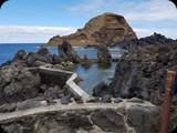 Porto Moniz słynące z naturalnych wulkanicznych basenów skalnych. 