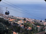 Kolejka linowa ponad dachami Funchal - stolicy wyspy