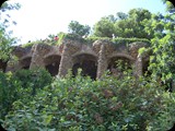 Park Guell - ogród zaprojektowany przez mistrza architektury secesyjnej Gaudiego. Pełno tu intensywnych kolorów, ceramicznych wytworów i falujących kształtów. Stąd można podziwiać panoramę Barcelony.