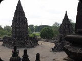 Parambanan -  to hinduistyczny kompleks świątyń podobny do Angkor Wat. Składa się on z ponad 50 świątyń, z których największa, Loro Jongrang jest pokryta płaskorzeźbą przedstawiającą epizody z Ramayany.