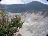 Wulkan Tangkuban Perahu położony na wysokości 1800 m n.p.m.