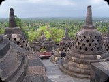 Świątynia Borobudur -  jedna z największych i najlepiej zachowanych świątyń buddyjskich na świecie, wpisana na listę Światowego Dziedzictwa UNESCO.