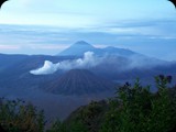 Na wyspie istnieje 121 wulkanów, z których 35 wciąż jest czynnych. Wiele z nich drży i od czasu do czasu wypuszcza pióropusz lawy i dymu, jak np. Bromo. 